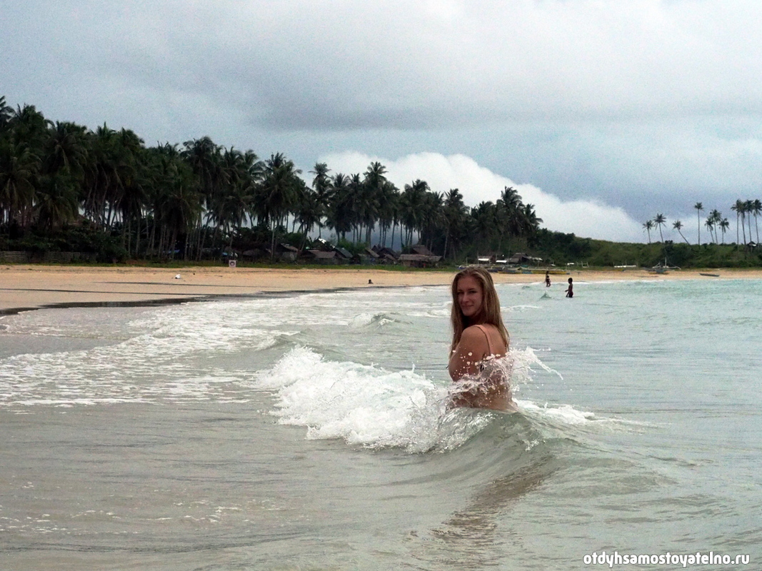 Настя на пляже Накпан на Филиппинах