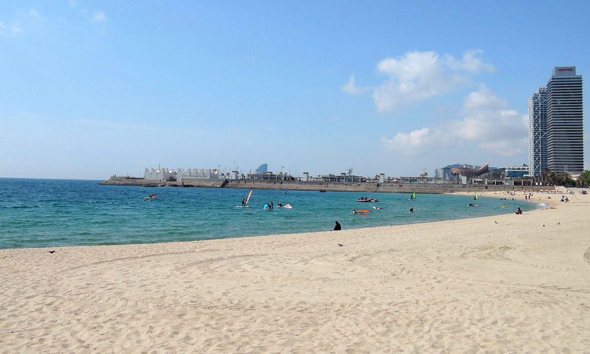 На фото: один из пляжей Барселоны - Богатель