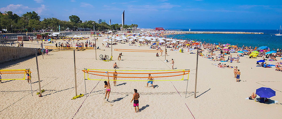 Фото пляжа Икария - самого популярного пляжа в Барселоне у посетителей с детьми