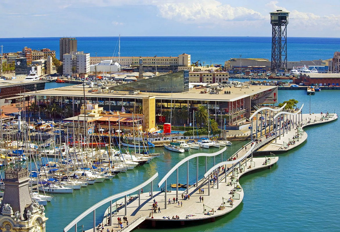 На фото - часть порта Барселоны, которая пользуется наибольшей популярностью у туристов